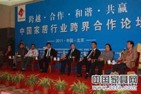 “中國家居行業(yè)跨界合作論壇”：資深房地產(chǎn)專家張有卓；中國建筑裝飾集團設(shè)計研究院總設(shè)計師張靜；清尚博尼工程設(shè)計（北京）有限公司總經(jīng)理陳現(xiàn)培；北京何鎮(zhèn)強裝飾有限公司設(shè)計總監(jiān)何山；廣東鷹牌陶瓷集團公司總裁林偉；廣東金意陶陶瓷有限公司董事長何乾；唐山惠達(dá)陶瓷集團總裁助理藺志杰；北京集美家居建材有限公司總裁趙建國。