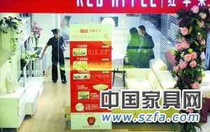 在五一之前，各種形式的打折促銷活動就層出不窮，也讓市場的銷售一路飄紅。