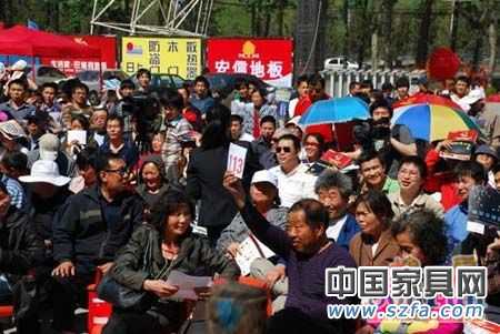 業(yè)主舉牌進(jìn)行搶拍
點(diǎn)擊圖片查看下一頁 業(yè)主舉牌進(jìn)行搶拍