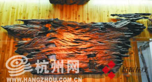 老船木制作的裝飾品。