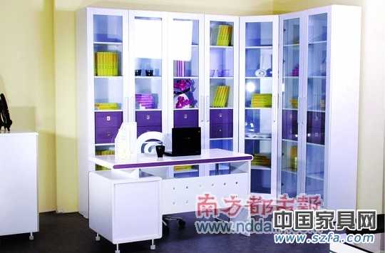 　　家具行業(yè)外觀互抄不是新聞，如今這種現(xiàn)象也出現(xiàn)在網(wǎng)上。