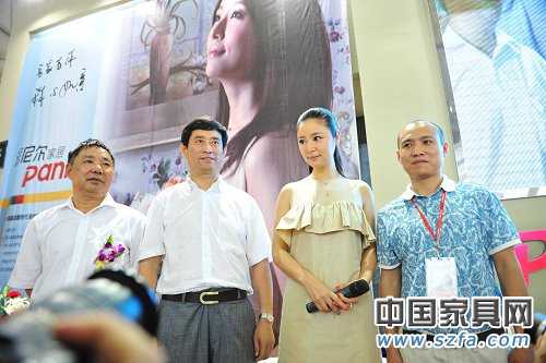 派尼爾家居代言人林心如與中國家協(xié)理事長朱長嶺、派尼爾家居總經(jīng)理鄧啟平合影