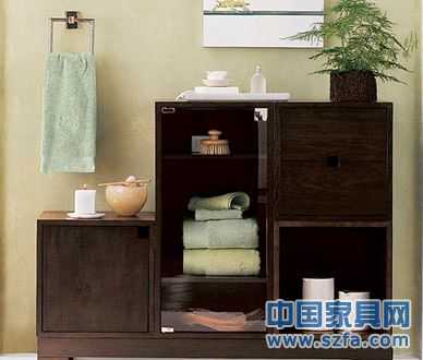 安裝浴室柜時經(jīng)常需要在箱體板上開鑿打孔，多功能封邊膠條能夠緊裹板材切割邊緣，起到較好的防水防潮作用