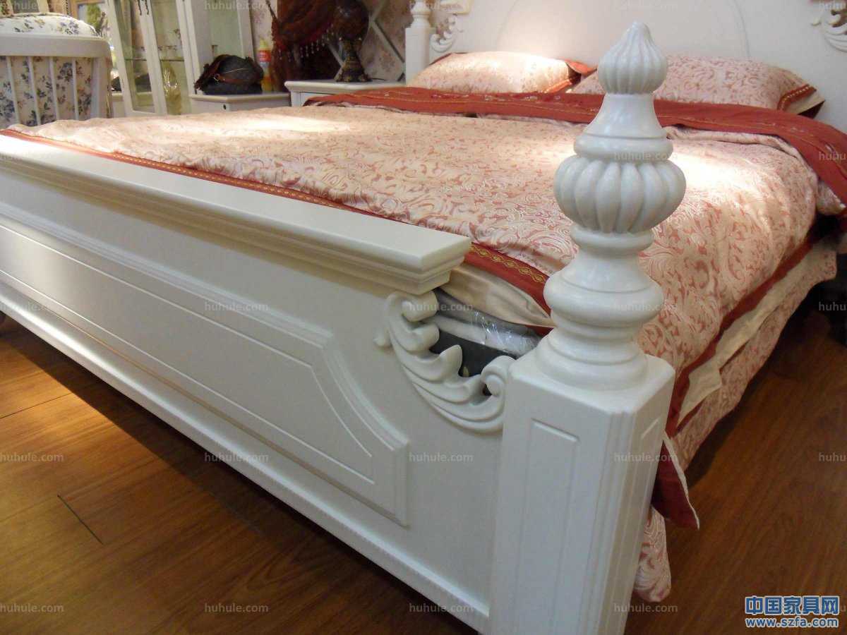 美式田園風(fēng)格1.8米床，床柱為橡木；四個床柱、床頭頂冠等細(xì)節(jié)部位均為實木經(jīng)過手工精細(xì)雕刻。用料足實，手感光滑圓潤。顏色為柔和的亞光象牙白，燈光之下，倍感溫馨浪漫。使用環(huán)保油漆加入防黃變因子，經(jīng)久保持原色。