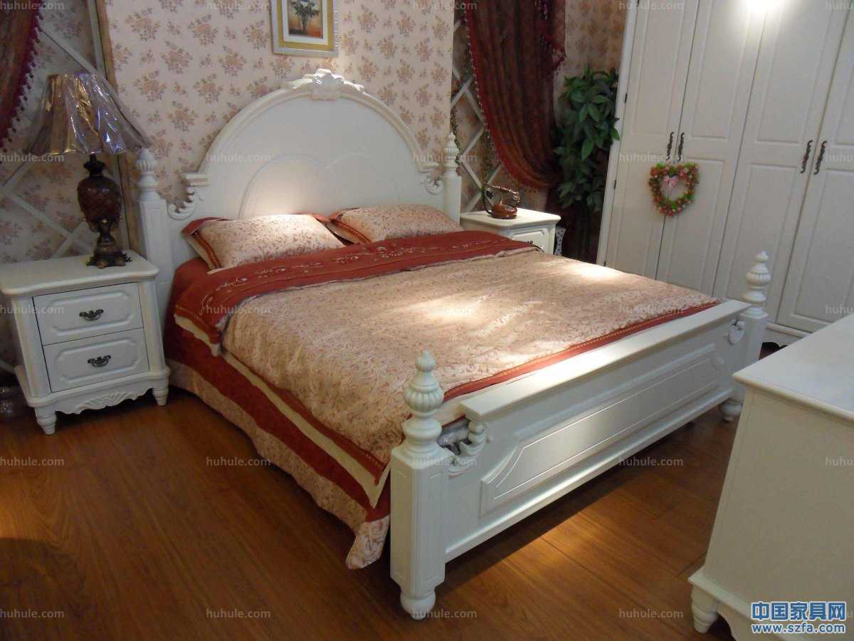美式田園風(fēng)格1.8米床，床柱為橡木；四個床柱、床頭頂冠等細(xì)節(jié)部位均為實木經(jīng)過手工精細(xì)雕刻。用料足實，手感光滑圓潤。顏色為柔和的亞光象牙白，燈光之下，倍感溫馨浪漫。使用環(huán)保油漆加入防黃變因子，經(jīng)久保持原色。