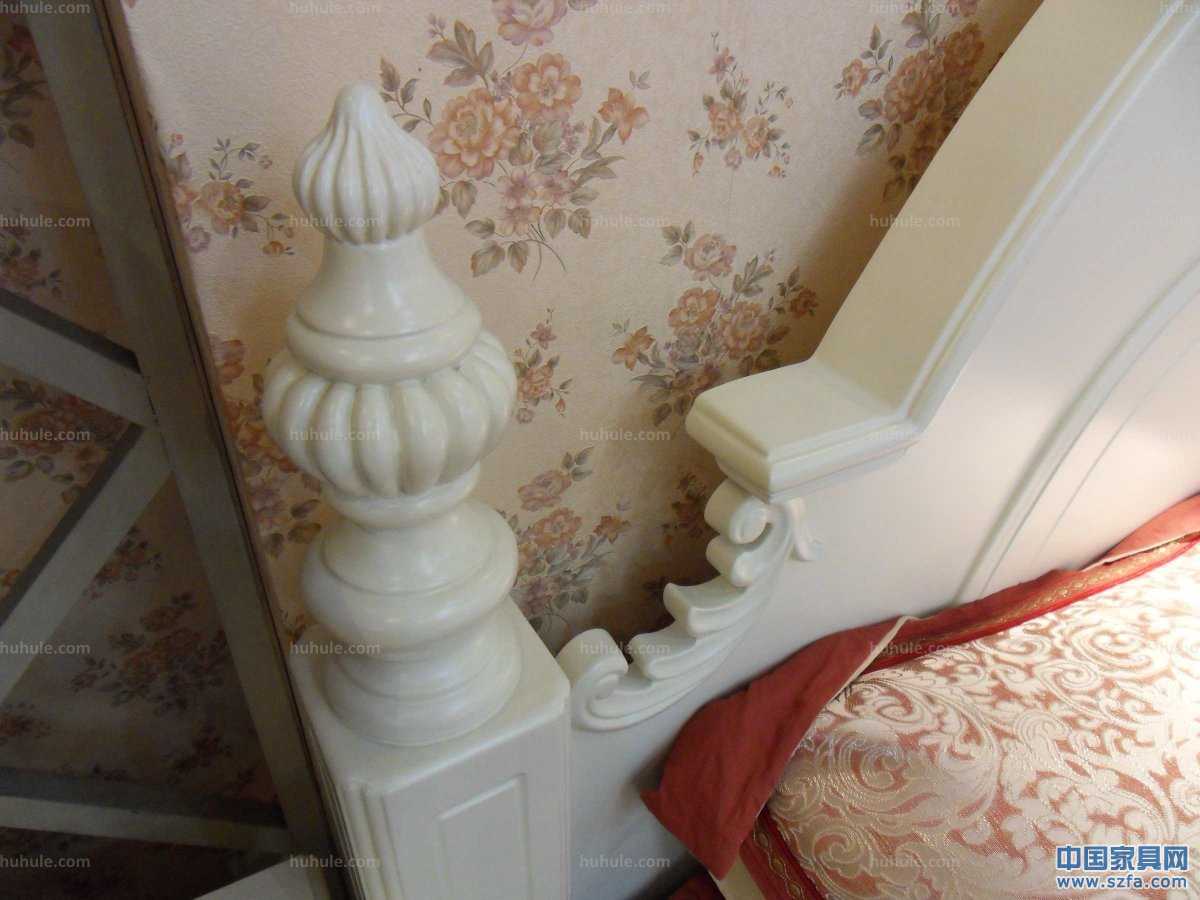 美式田園風(fēng)格1.8米床，床柱為橡木；四個床柱、床頭頂冠等細(xì)節(jié)部位均為實木經(jīng)過手工精細(xì)雕刻。用料足實，手感光滑圓潤。顏色為柔和的亞光象牙白，燈光之下，倍感溫馨浪漫。使用環(huán)保油漆加入防黃變因子，經(jīng)久保持原色。