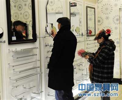  明碼實(shí)價(jià)可以為消費(fèi)者節(jié)約比價(jià)砍價(jià)的時(shí)間和精力。             