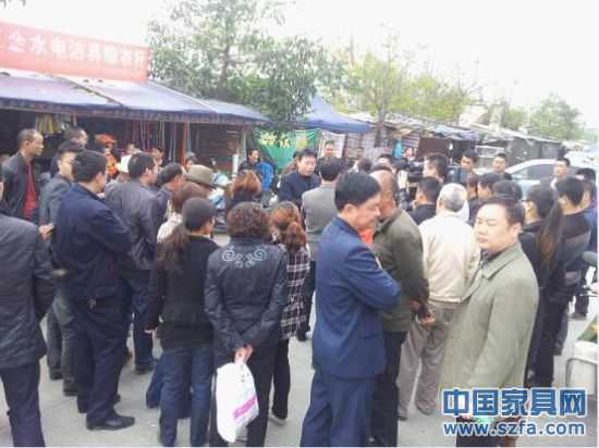 現(xiàn)場(chǎng)消費(fèi)者接受記者采訪 現(xiàn)場(chǎng)消費(fèi)者接受記者采訪