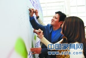 強(qiáng)力家具董事長張福才(左一)代表“北<a target='_blank'>京品</a>(<a target='_blank'>小區(qū)網(wǎng)</a> <a target='_blank'>論壇</a>)牌”在承諾板上簽字 強(qiáng)力家具董事長張福才(左一)代表“北京品牌”在承諾板上簽字