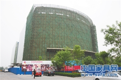 正在建設(shè)中的愛(ài)琴海購(gòu)物中心，位于朝陽(yáng)區(qū)七圣中街12號(hào)，太陽(yáng)宮百盛購(gòu)物中心旁。實(shí)習(xí)生 翟超