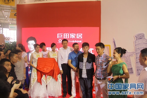 巨田家居董事長(zhǎng)楊治國(guó),總裁孫剛與品牌代言人釋小龍合影