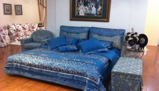 長春市皇家馬車家具有限公司主要對(duì)產(chǎn)品的購銷和研發(fā)，近年來公司為廣大客戶提供了高效，高質(zhì)，放心省心，舒心的優(yōu)質(zhì)服務(wù)的產(chǎn)品保障。 公司為長春眾多家庭服務(wù)了沙發(fā)專業(yè)定制，軟床量尺定做、單雙人床、沙發(fā)床、上下床 等業(yè)務(wù)，得到了廣大顧客的信賴和認(rèn)可。  質(zhì)量管理：嚴(yán)格把控每一道制造工序，對(duì)原材料、布和海綿的供應(yīng)商要求其提供環(huán)境保護(hù)標(biāo)準(zhǔn)證書。產(chǎn)品干燥速度及防蟲處理都經(jīng)過嚴(yán)格測(cè)試。類似無紡布這樣的細(xì)節(jié)也符合嗅覺環(huán)保標(biāo)準(zhǔn)。公司承諾：我們的產(chǎn)品將帶給您舒適、健康的生活享受。  我們的優(yōu)勢(shì)： 1、多年的歐式法式家具設(shè)計(jì)生產(chǎn)經(jīng)驗(yàn)  2、公司追求長期穩(wěn)定的業(yè)務(wù)合作關(guān)系  3、公司位置良好，物流運(yùn)輸便利  4、實(shí)體工廠直接供貨，減少貿(mào)易環(huán)節(jié)成本  5、產(chǎn)品顏色及尺寸可根據(jù)客戶需要更改  6、客戶遍布國內(nèi)各大城市  7、產(chǎn)品出廠到運(yùn)輸，全程提供質(zhì)量保證  8、零售業(yè)務(wù)具有巨大的數(shù)量優(yōu)勢(shì)