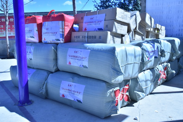   東成文宋“暖冬”愛心公益團(tuán)為學(xué)校捐贈(zèng)老師辦公書桌椅、學(xué)生生活用品等