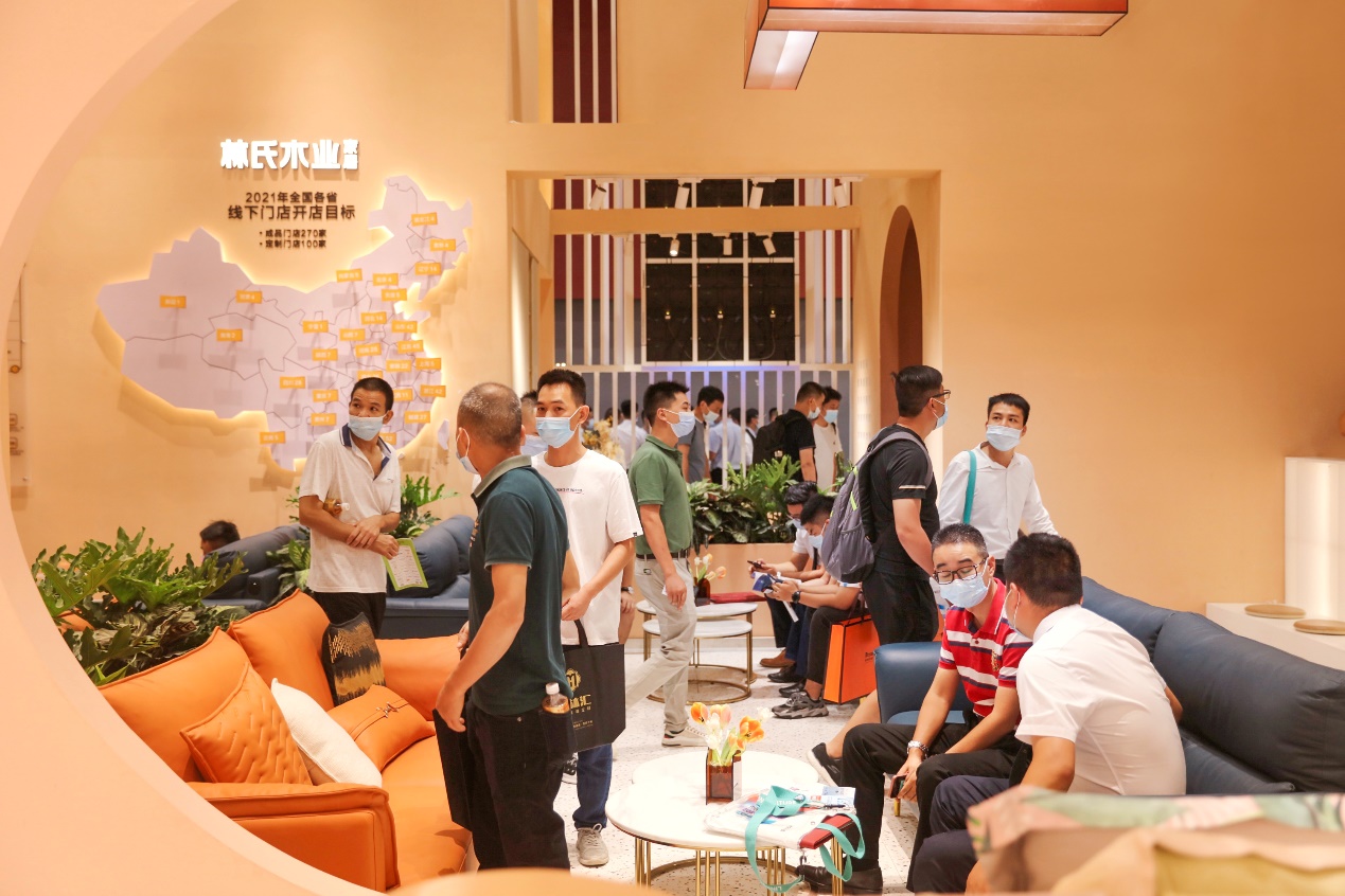 P:\06 品牌部\01 品牌戰(zhàn)略部\08-品牌公關\2021年\月度公關內容\7月\稿件5 林氏木業(yè)首秀中國建博會，綜合新業(yè)態(tài)熱浪來襲\配圖\d3b6760ed1d1c759ce6951ed696d9a06_.jpg