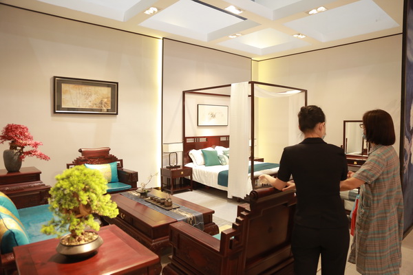 美聯(lián)紅木展館現(xiàn)場，經(jīng)銷商現(xiàn)場咨詢加盟