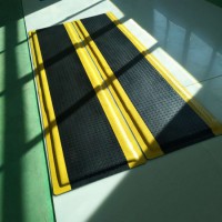 無味防靜電桌墊,卡優(yōu)環(huán)保防靜電膠墊，發(fā)泡防疲勞腳墊